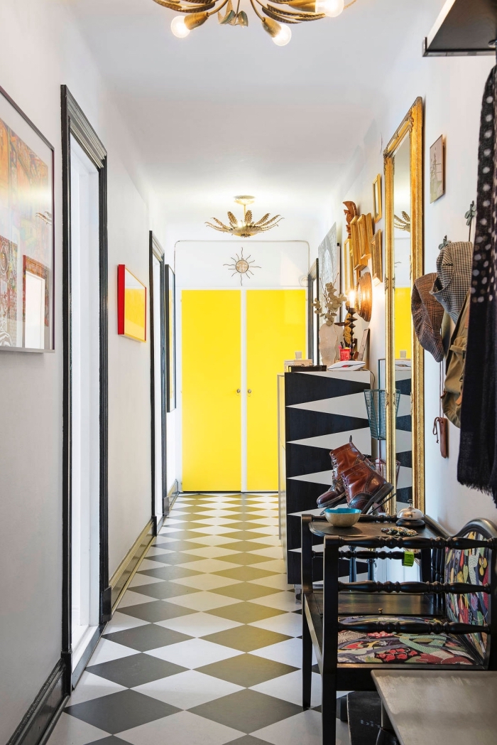 peinture porte interieur jaune fluo qui crée une sensation de profondeur dans ce couloir graphique aux accents noir et or
