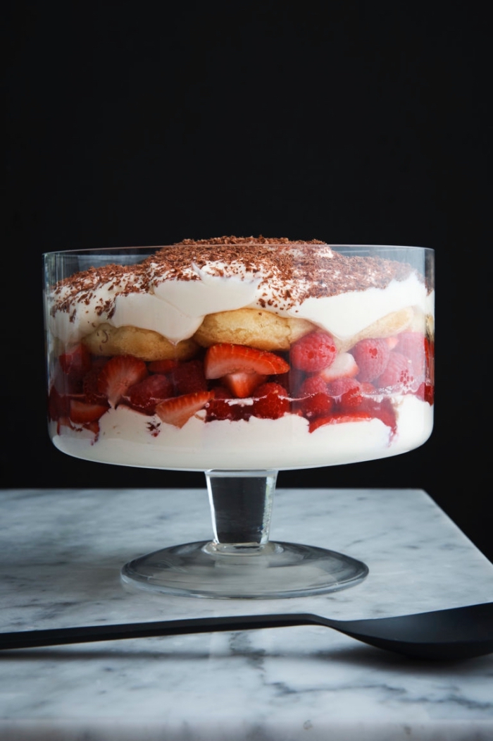 dessert avec mascarpone rapide servi en verre, recette de triffle express au mascarpone et aux fraises 
