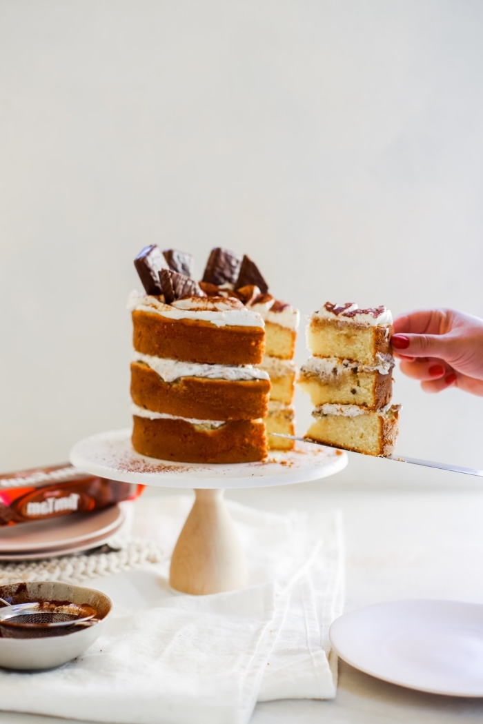recette de naked cake composé de trois génoises recouvertes de chantilly au mascarpone décoré de barres chocolatées