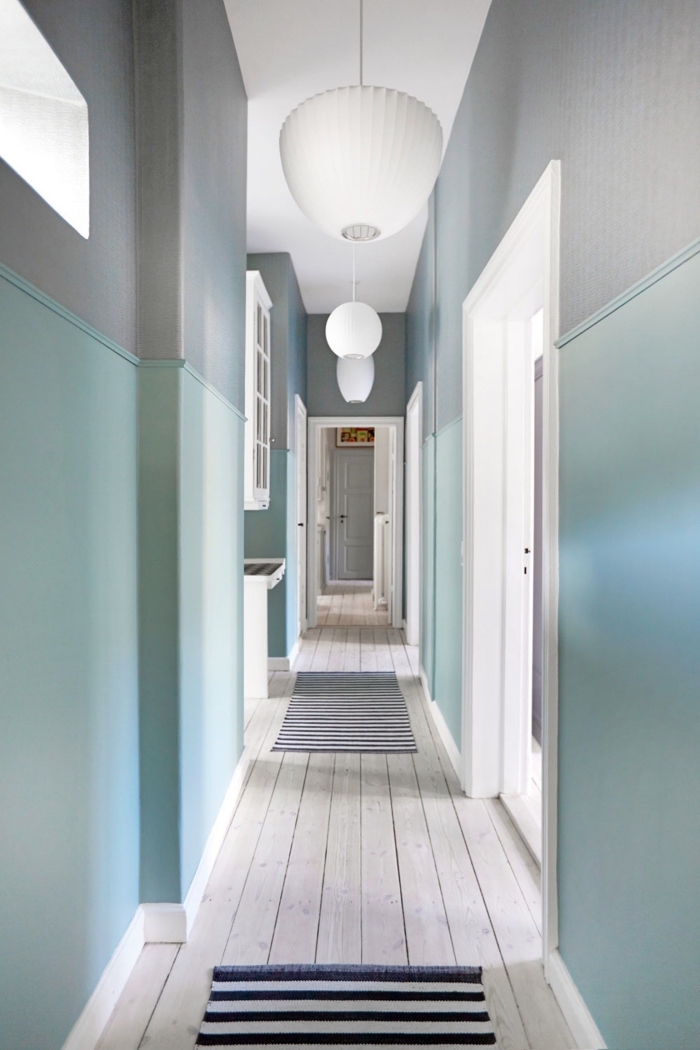 de quelle couleur peindre un couloir avec beaucoup de porte, un couloir long et étroit en gris, vert menthe à l'eau et blanc qui donnent une sensation de largeur 
