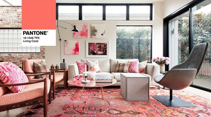 tapis rose, fauteuils roses, fauteuil cocoon, table basse ronde, sofa gris clair, tableaux abstraits