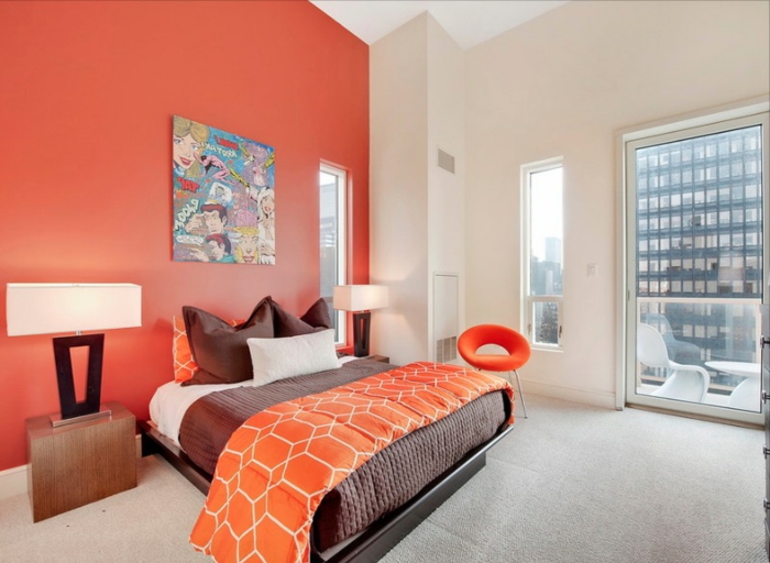 couleur ideale pour chambre adulte, mur peint orange, deux chevets en bois, lampes de chevet, peinture abstraite