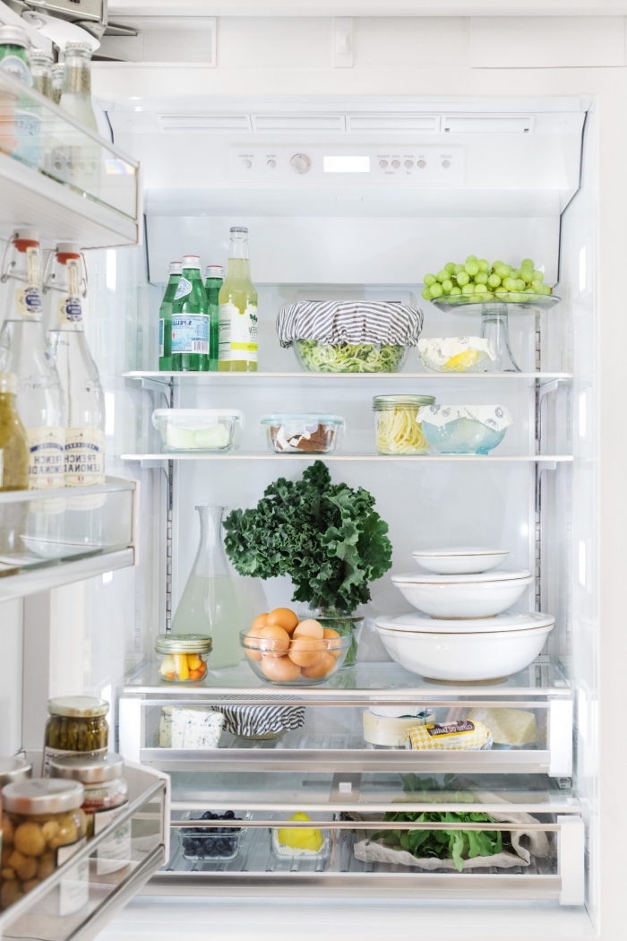 comment bien ranger un frigo en respectant les zones de froid, intérieur d'un frigo bien rangé avec des bols et des boîtes de rangement avec fermeture hermétique