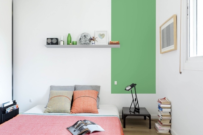 comment aménager une petite chambre à coucher blanche avec pan de mur vert amande, couverture de lit couleur corail