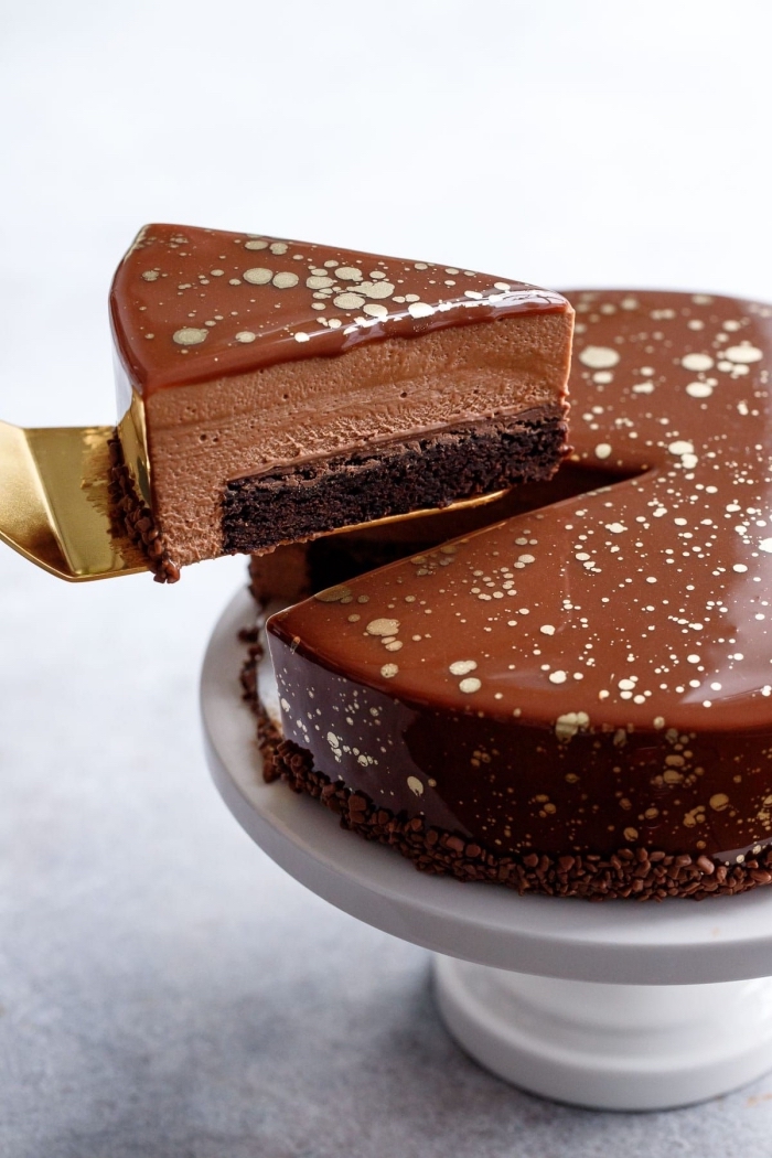 fondant au chocolat gourmand avec une base de brownie délicieux, gâteau fondant sur base de brownie à la mousse au nutella et au glaçage miroir chocolat
