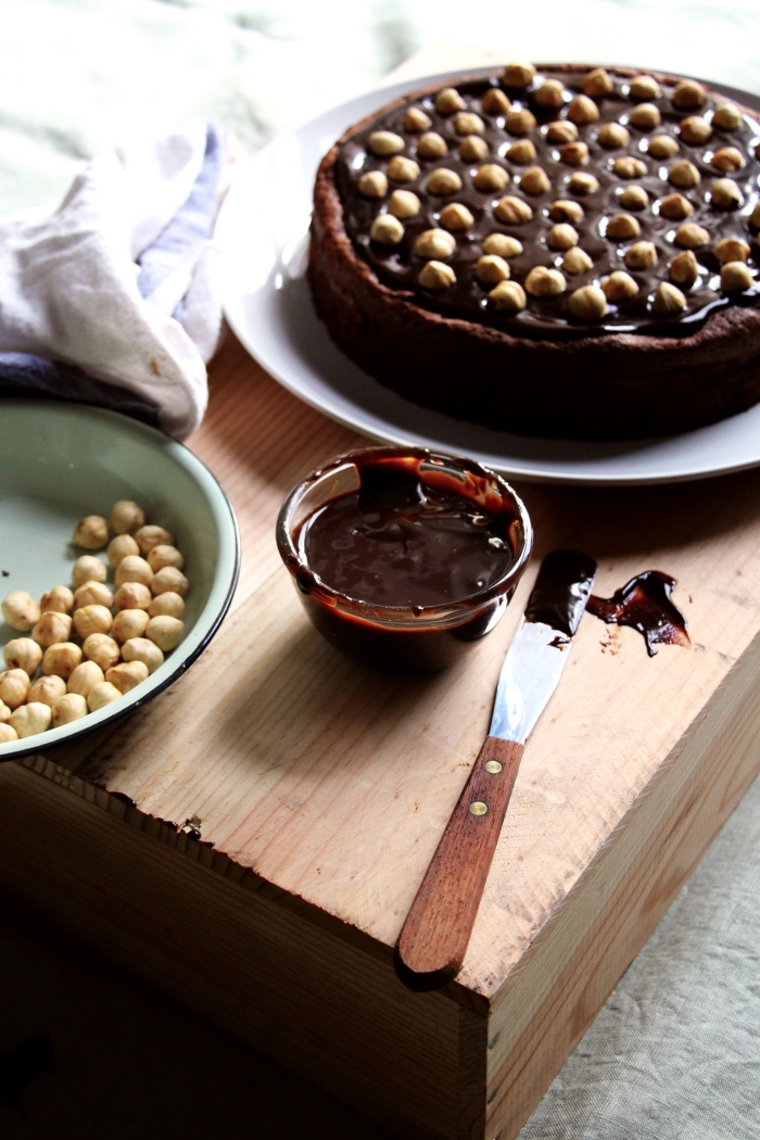 recette de nigella pour un moelleux au nutella et aux noisettes parfumé de rhum nappé chocolat noir