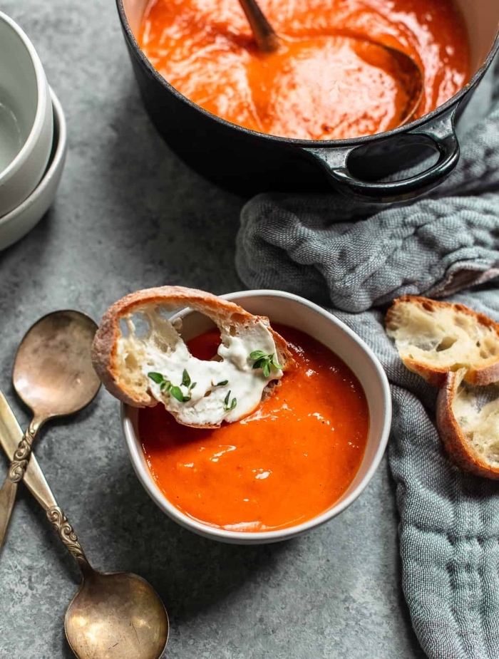 soupe à la tomate et au mascarpone servie avec une tranche de pain de campagne, recette salée avec mascarpone