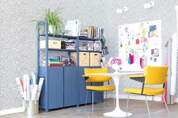 meuble de rangement ivar avec étagères et armoires peint en bleu dans un salon aux accents jaunes, un meuble salon ikea relooké avec de la peinture à la craie