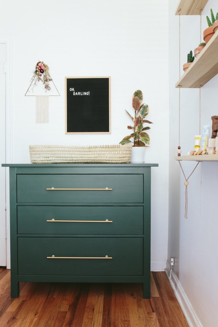 idée pour repeindre meuble ikea, commode à trois tiroirs peinte vert foncée avec de nouvelles poignées dorées transformer en table à langer pour la chambre bébé