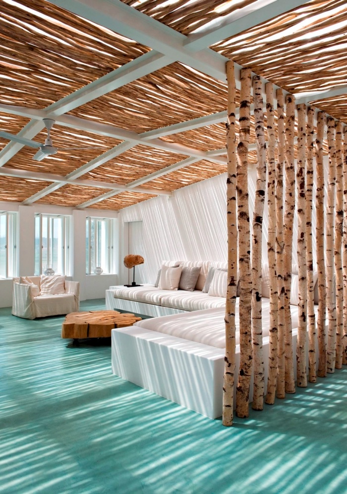 décoration de style exotique avec accents style marine, salon bord de mer aux murs blancs avec mur séparateur en bois