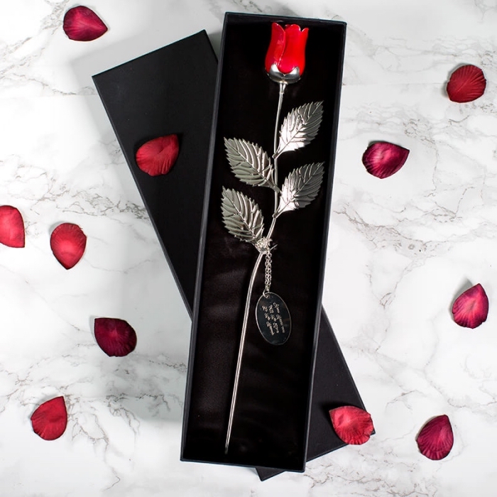 modèle de rose artificielle rouge en métal dans une boîte en cuir noire, idée cadeau saint valentin pour femme élégante