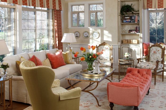 sofa rose capitonné, table basse en verre, vase avec fleurs, sofa gris clair, coussins déco, chaise tapissé