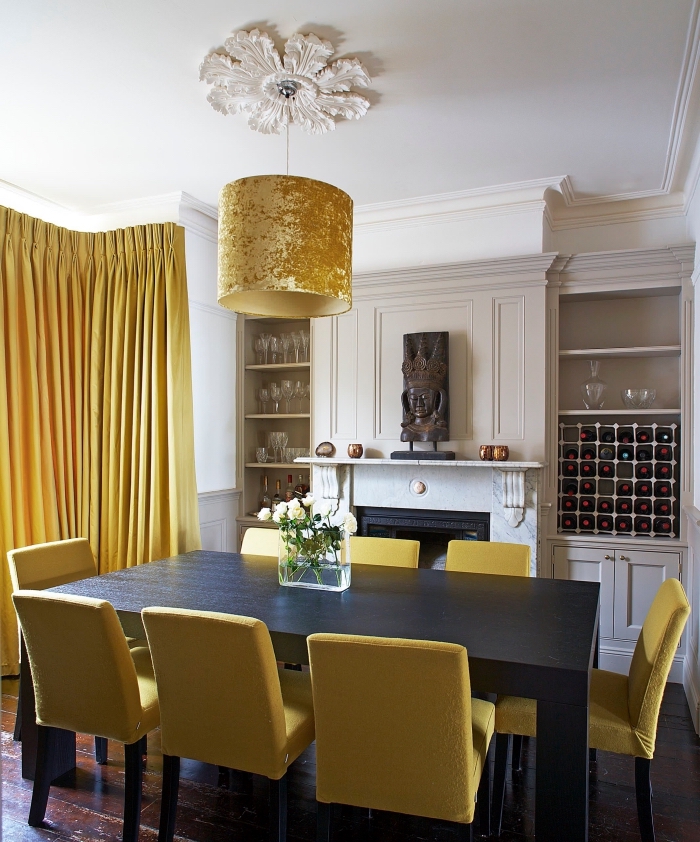 comment décorer une salle à manger traditionnelle avec accents modernes de couleur moutarde, modèles rideaux longs jaunes
