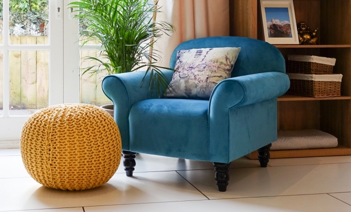 modèle de pouf moutarde couleur, exemple fauteuil cozy en velours bleu avec coussin, idée déco coin lecture salon