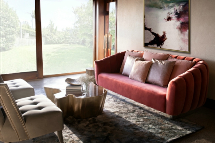 déco salon couleur saumon, tapis gris, sofa orange saumon, quelle couleur pour un salon tendance, grand tableau abstrait, deux fauteuils, table tronc