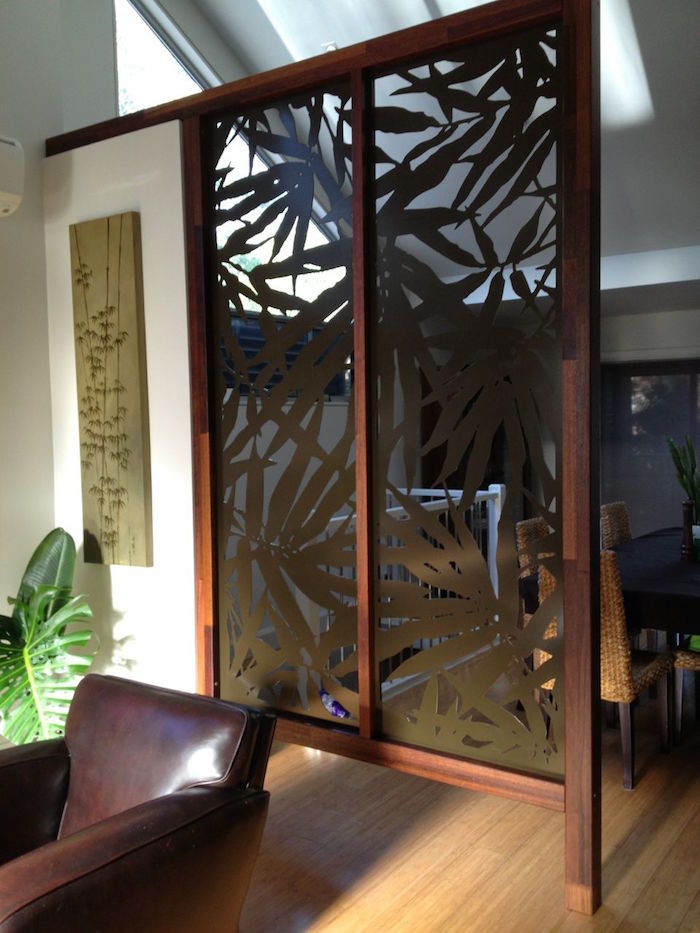 séparateur de salle à manger avec structure en bois et décoration en métal forgé pour décoration exotique intérieur