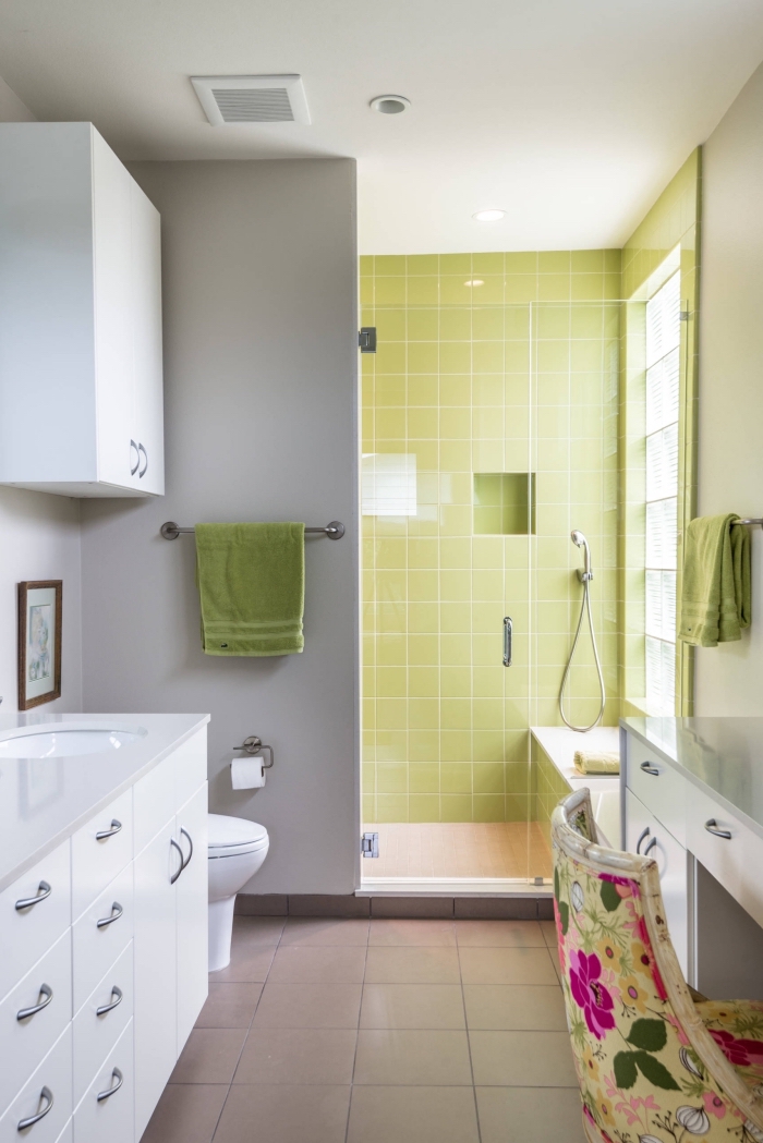 design petite salle de bain en blanc et vert, choix carrelage cabine de douche vert clair, meuble salle de bain en blanc
