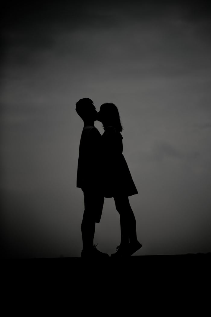 Silhouettes image romantique photo couple amoureux cool idée que faire en st valentin, femme et homme embrasse, photo noir et blanc