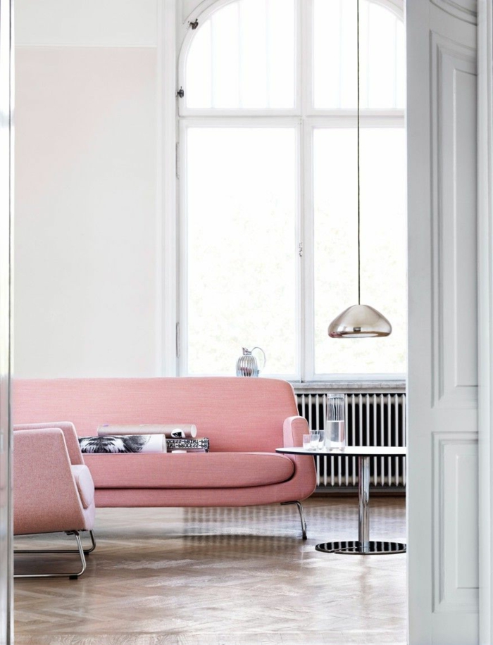 salon en gris clair, sofa couleur tendance 2019, lampe suspendue argentée, grande fenêtre en arc, quelle couleur pour un salon