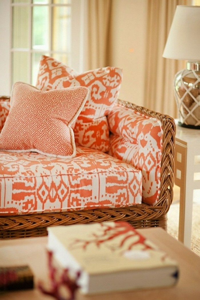 grand sofa en blanc et orange, déco salon couleurs délicates, lampe abat-jour, table de salon, rideaux beiges
