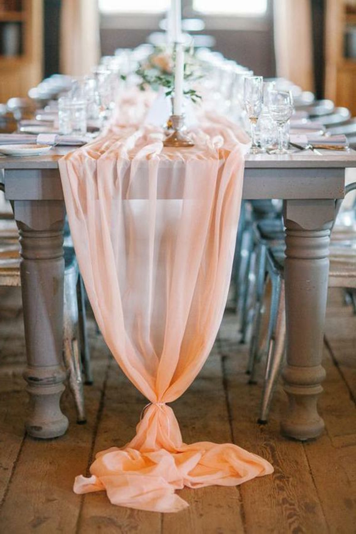 chemin de table rose noué aux extrémités, grande table grise, chaises industrielles, mariage vintage chic