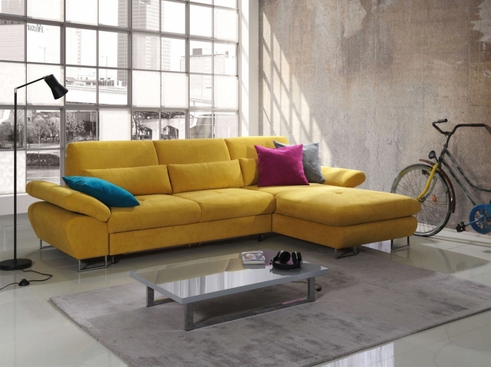 modèle de canapé jaune moutarde décoré avec coussins en velours bleu marine et rose fuschia, idée salon industriel