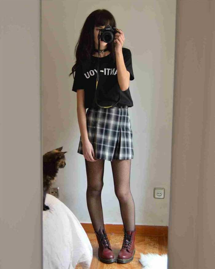 Jupe carrée et bottines marrons, tumblr girl style look tumblr idée de tenue moderne pour femme, fille photo dans un miroir avec appareil de photo