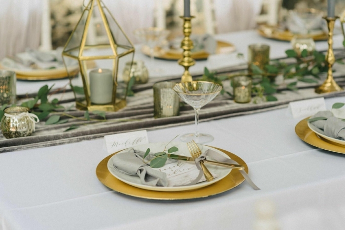 deco table mariage, chemin de table gris, sous-assiettes dorés, assiettes blanches, bougeoirs en verre et métal doré, 