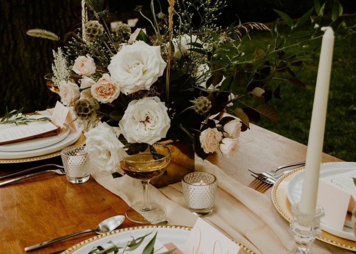 chemin de table en toile de lin, bouquet de roses, bougies blanches, assiettes motifs floraux