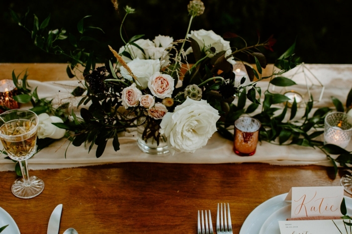 jolie table de mariage, porte bougies cuivrés, bouquet de roses, verres à vin vintage