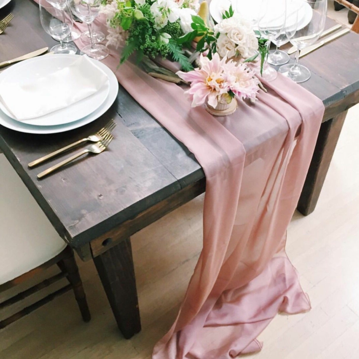 chemin de table rose, table en bois solide, centre de table pour mariage, bouquets de fleurs blanches et roses