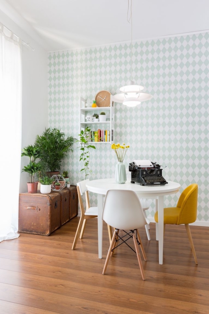 modèle de chaise moutarde pour petite salle à manger, déco pièce au plafond blanc et parquet bois foncé avec mur en papier peint blanc et vert menthe