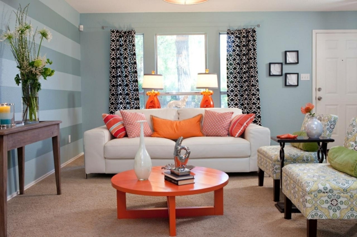 console vintage marron, sofa blanc, coussins oranges graphiques, table basse orange, fauteuils sans accoudoirs