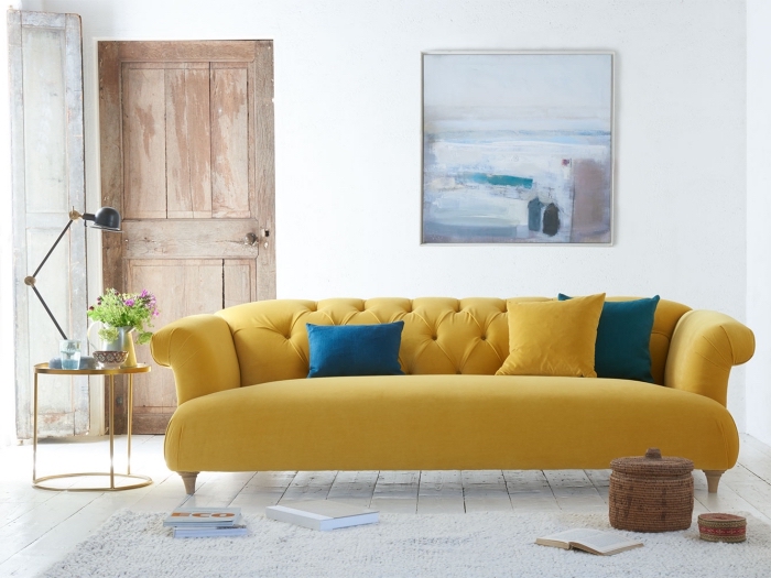 modèle de canapé salon couleur moutarde, design intérieur rétro chic avec vieux parquet et meubles modernes