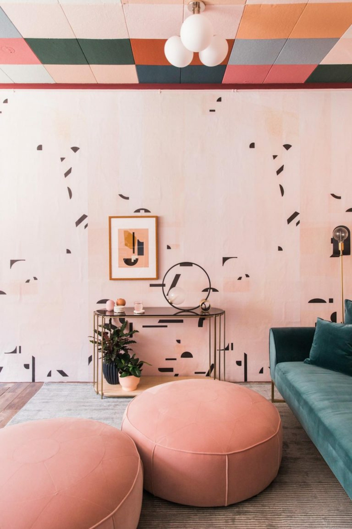 deux grands tabourets roses, tapis beige, plafond multicolore, peinture murale couleur panton 2019, sofa vert menthe
