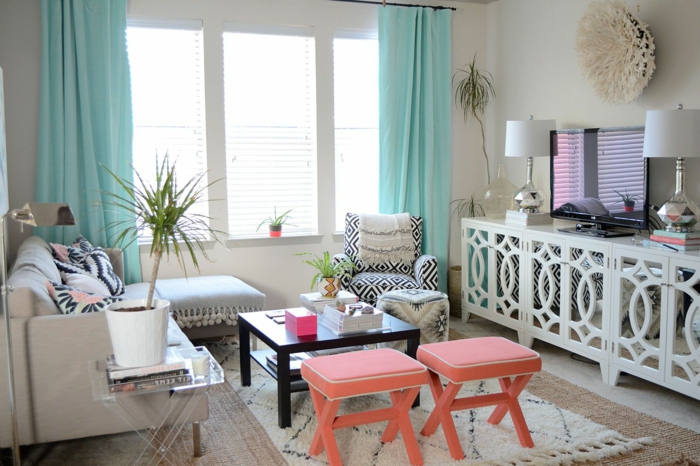 tabourets panton rose corail, tapis marocain, console blanche, deux lampes de table, rideaux turquoises, sofa gris, fauteuil graphique