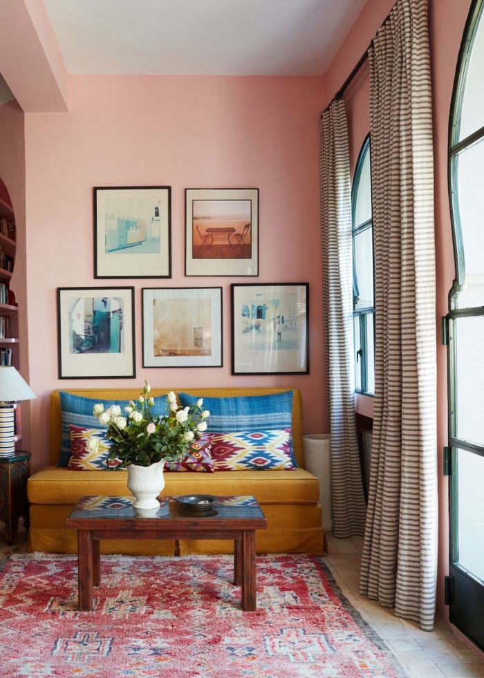 quelle couleur tendance pour un salon ou couloir, idée peinture pastel en rose, modèle de canapé jaune en velours ou tissu