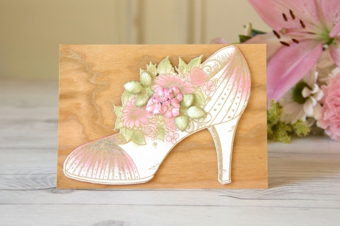 carte anniversaire scrapbooking pour femme, diy carte en papier effet bois avec figurine découpée en papier coloré design chaussure à talon