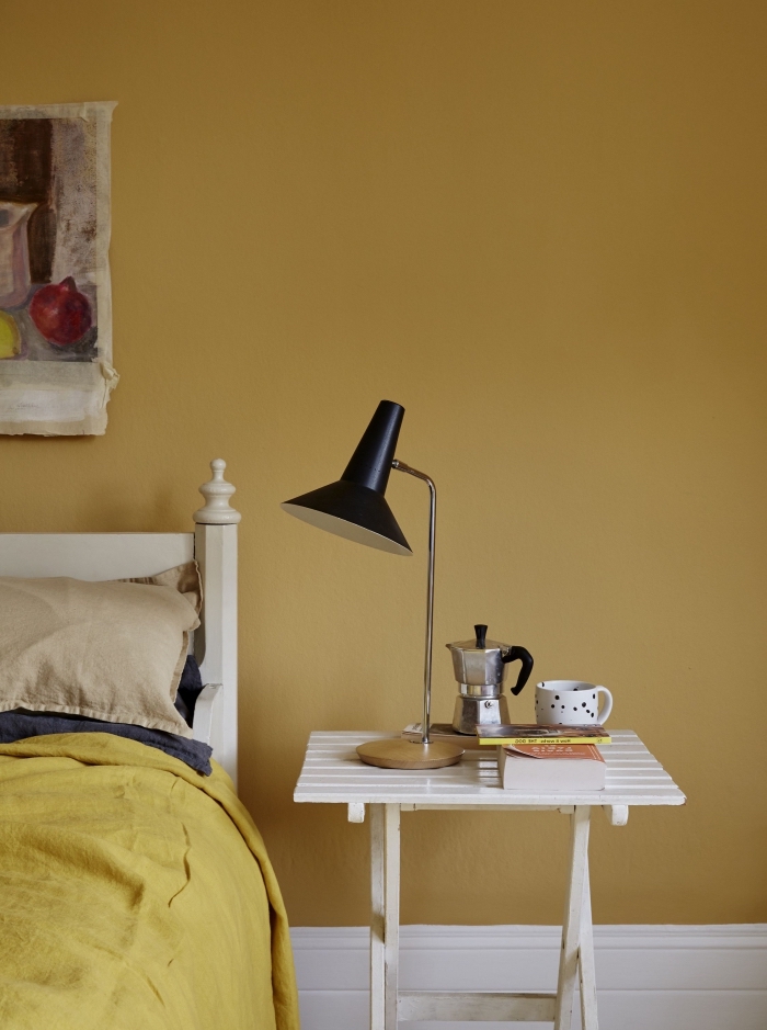 idée quelle peinture jaune pour chambre à coucher adulte, déco intérieure aux murs jaune avec meubles de bois blanc