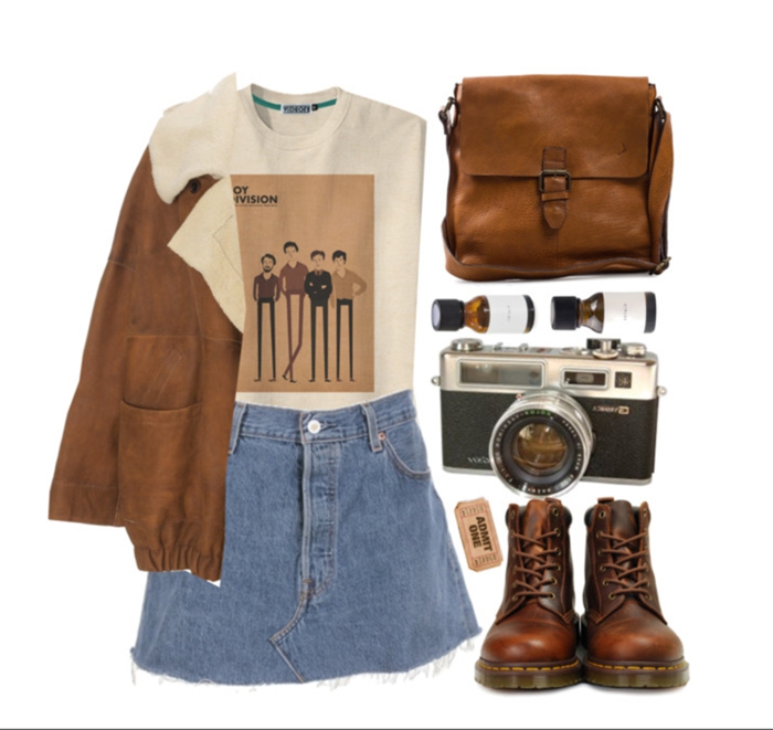 Style vintage tenue de jour tumblr, jupe courte jean, t-shirt de bande de musique, appareil de photo vintage, sac a main cuir