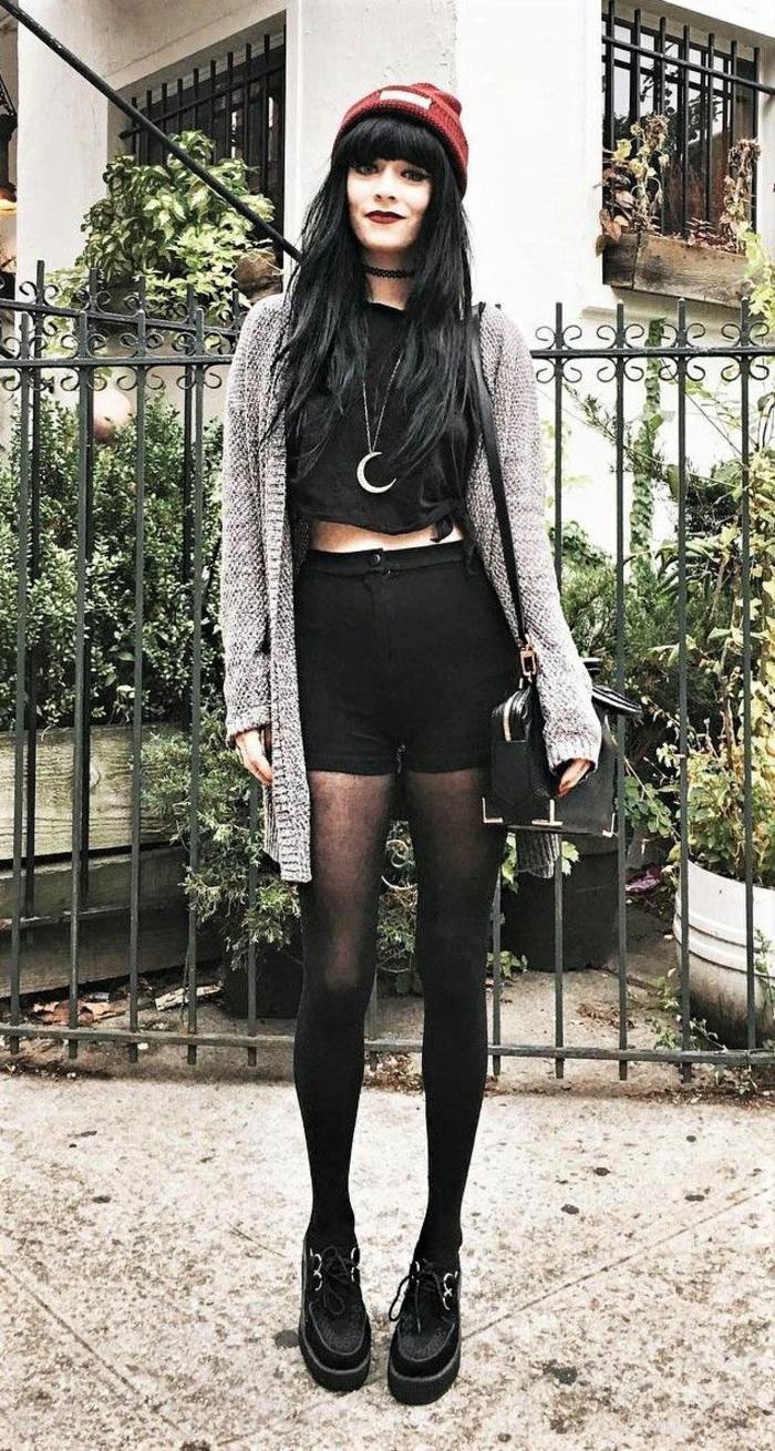Grunge tenue noir avec grandes chaussures, gilet gris cozy, fille tumblr populaire, tenue fille style parfait pour instagram mode