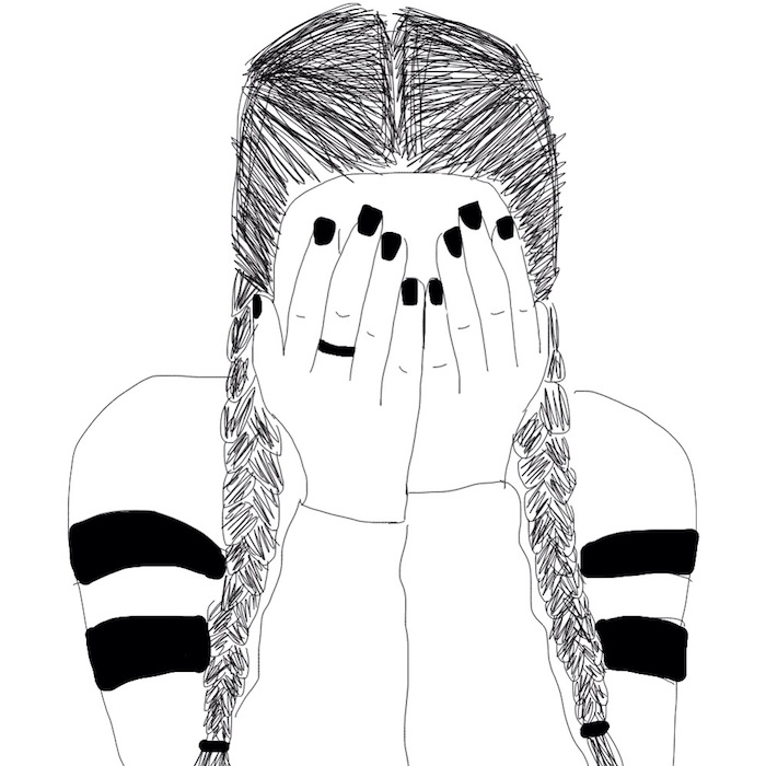 fille street style fashionista qui pleure et a couvert son visage de ses mains, tenue de sport, cheveux tressés, image noir et blanc triste