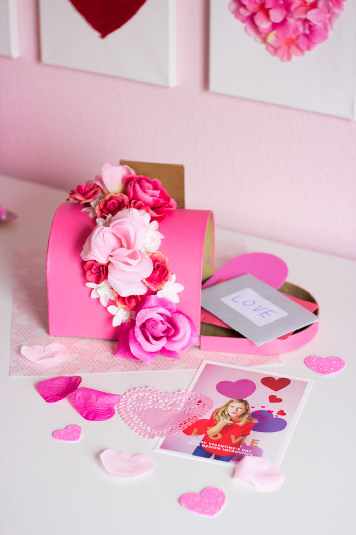 boites a lettres d amour, boite pour renfermer les cartes de saint valentin couleur rose décoration de fleurs artificielles