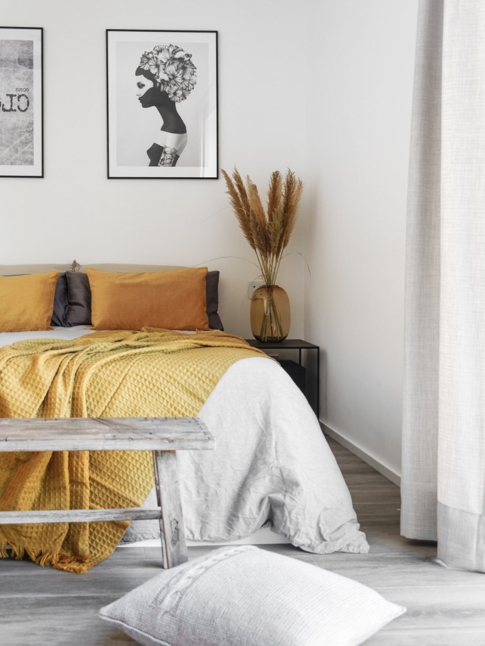 déco jaune et gris dans une chambre féminine, design intérieur minimaliste, chambre blanche avec parquet gris et objets jaune moutarde