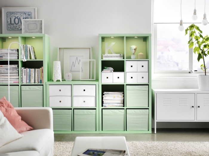 comment relooker un meuble bois blanc, idée quelle couleur associer au blanc dans un salon, modèle meuble rangement vert pastel