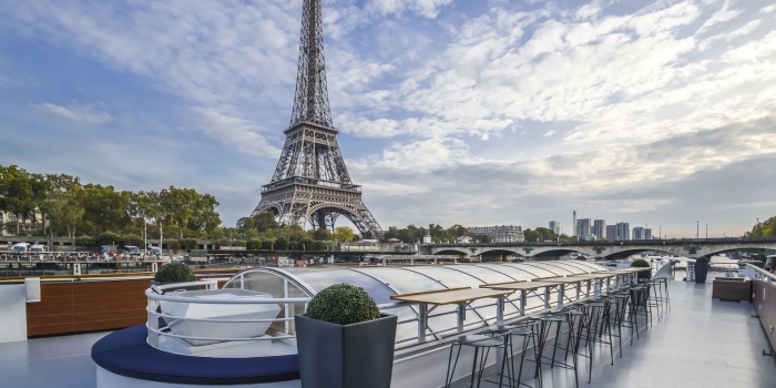 quel lieu pour un évènement en plein air, idée restaurant avec terrasse sur les quais de la Seine avec vue sur la Tour Eiffel