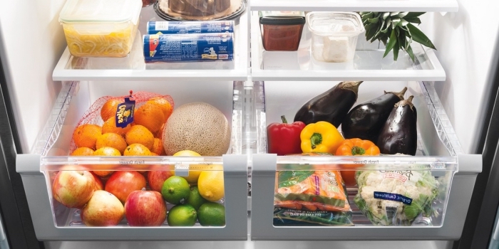 types d'aliments à ranger dans la partie basse du frigo, bacs à légumes accueillant des légumes et des fruits frais