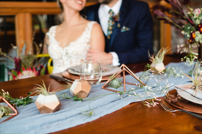 table de mariage longue, chemin de table bleu, pyramide en métal cuivré, chemin de table en tissu