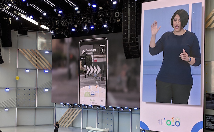 Photo de la vice-présidente de Google Lens & AR Aparna Chennapragada qui présentait la nouvelle option de réalité augmentée à la conférence des développeurs I/O en mai 2018.