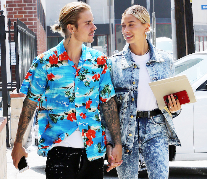 Photo de Justin Bieber et Hailey Baldwin marchant dans la rue en chemisé d'été pour mariage et dépression